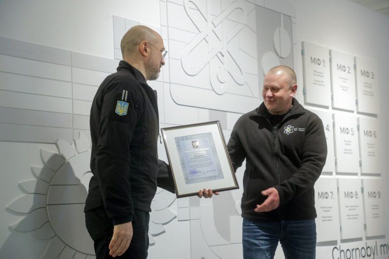 Денис Шмигаль відзначив фахівців зони відчуження з нагоди 40-х роковин аварії на ЧАЕС